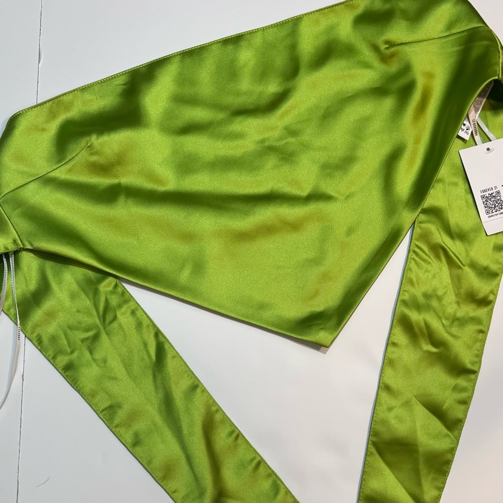 Strapless crop top in the shape of a triangle to tie at the back, green color